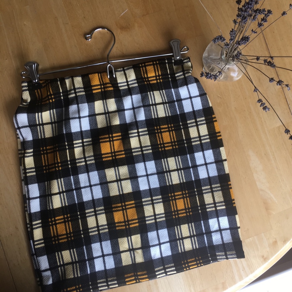 Prettylittlething 90s-Style Plaid Skirt ✨